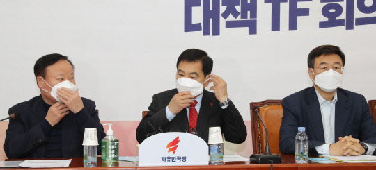 심재철 한국당 원내대표와 의원들이 28일 국회에서 열린 ‘신종 코로나바이러스 감염증 대책 TF 회의’에서 마스크를 쓰고  있다.   연합뉴스